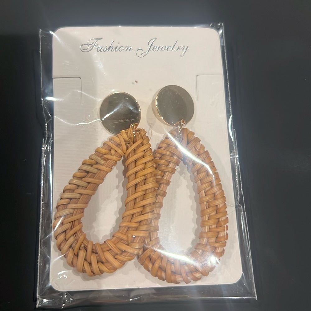 NWT * Fashion Jewelry Tan Rattan Earrings